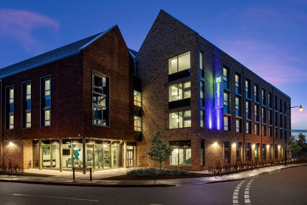 Holiday Inn Express Cambridge West - Cambourne By Ihg Экстерьер фото