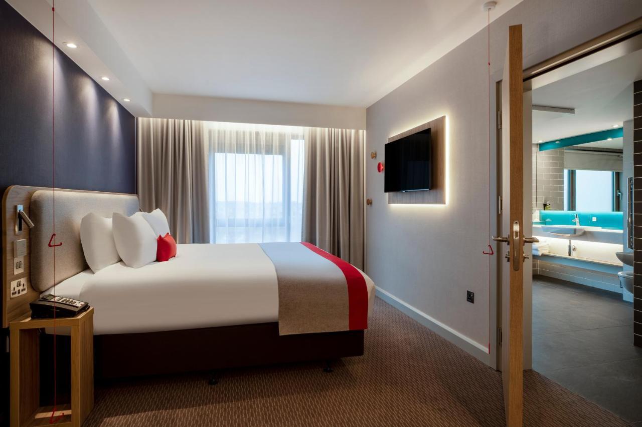 Holiday Inn Express Cambridge West - Cambourne By Ihg Экстерьер фото