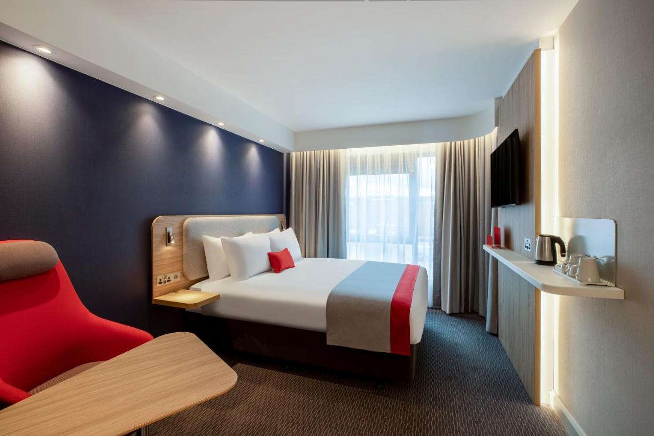 Holiday Inn Express Cambridge West - Cambourne By Ihg Экстерьер фото